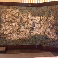 玄関には人間国宝加藤唐九郎の作品「桃李貫道」が飾られている。