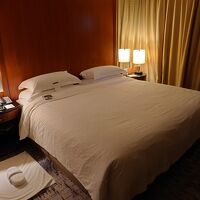 スイートの寝室