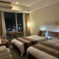 窓の外にはアメリカンビレッジの夜景