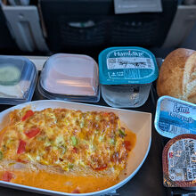 海外移動時。このメインが思ったより美味。