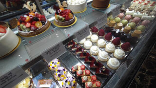 春日駅前のパティスリー　AVRANCHES GUESNAY