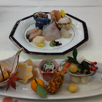 夕食の前菜と刺身盛り合わせ