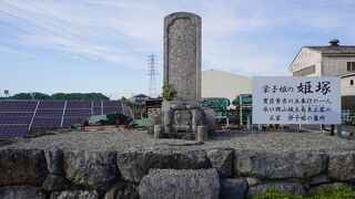 長束正家と妻栄子姫の慰霊碑
