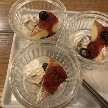 イカ墨のパエリアの撮影忘れたけど、デザートは写真を収めました