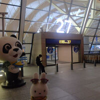 送迎バスに関して、浦東国際空港第２なら２７番出口が乗り場。