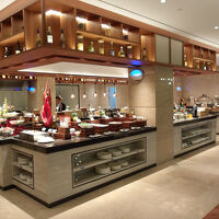 朝食会場。ビュッフェ形式。麺料理に関しては注文制