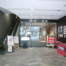 １階は、多様な店舗が入っています。保育園、英会話教室、サッカ