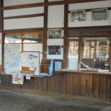 駅舎の中　木造がいい雰囲気