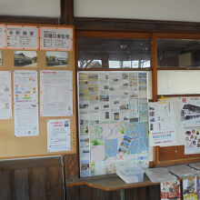 ポスターやチラシが張り付けられている