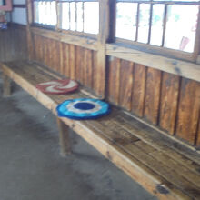 駅舎の中　待ち合わせのベンチ　少しピンボケですが。。。