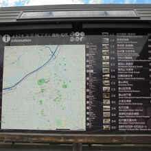 駅舎前にある観光案内板