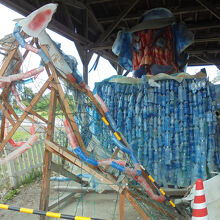 駅舎の横　祭り？で使ったものが保管