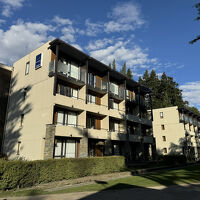 湖畔から見たホテル