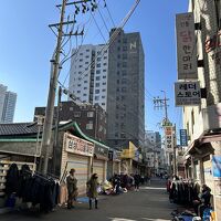 コンビニや飲食店が周りにたくさんあります。