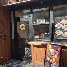 京都駅から横断歩道を渡った京都タワーのおひざ元