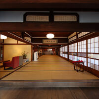 正面奥がレセプション