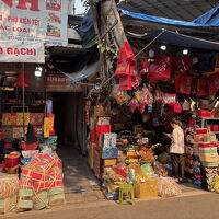 ホテル入口　商店の間にある通路の奥にホテルがあります。