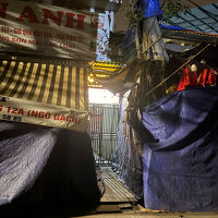 深夜のホテル入口　通路入口の左にあるベルを押す