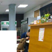 奥の方に冷蔵庫があってひたすら瓶ビールを自分で持って行った