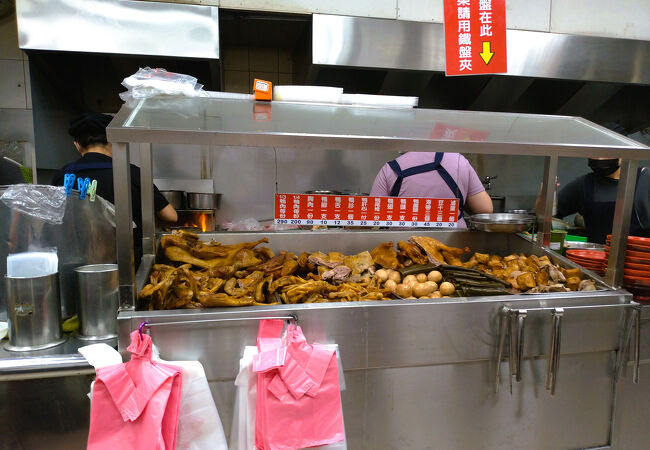 鴨肉おいしかった。瓶ビールを店内で購入して飲める、トイレがある