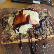 朝食のチョコレート・ワッフルもボリュームがありますが…、