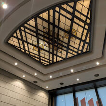 入口天井の絹金運スポット、見学しないとみられないとか！