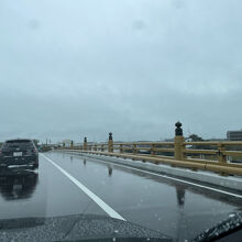 黄金色の橋の欄干