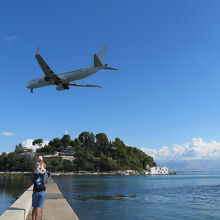 カノニ・コーズウェイ上空を通って…、