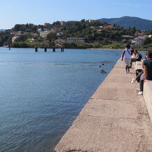 カノニ・コーズウェイからペラマ地区方向を見た様子。