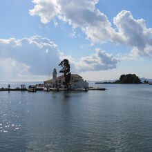 ヴラチェルナ修道院（画像中央）もポンティコニシの眺めもよし