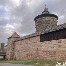旧市街の南西に建つシュピッテルタワー