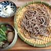 コシのある平らな蕎麦
