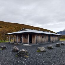 トイレ、シャワー、ランドリーがあるロッジ