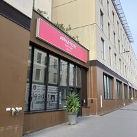 ホテルの正面玄関ーふぁんしーさは全くなし