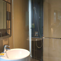 バスルーム：ヘッドシャワーとハンドシャワー