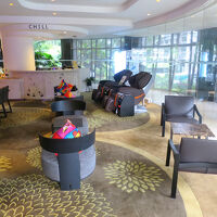 ロビー：マッサージチェアあり