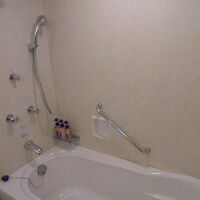 幅広のバスタブでゆったり