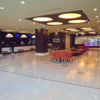 ロビー　左奥がフロント