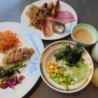 ブッフェ式朝食　料理をお皿に盛り付け