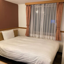 ベッドの固さと広さは快適で、枕元のUSBポートも嬉しい