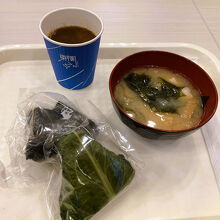 トレイに並べると、とても質素な朝食。