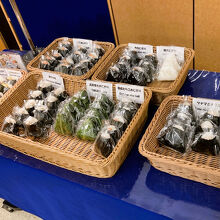 おにぎりだけとはいえ、これだけ種類があると悩む