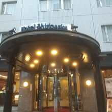 駅近くの落ち着いたホテルです。