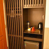 冷蔵庫があり、湯沸かし器、お茶、ペットボトルあり