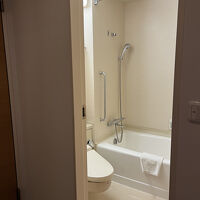 入口の左側に浴室あり。