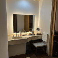 浴室に続き、洗面台、化粧台コーナーがありました。