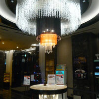 アパホテルのロビー内部の様子です。明るく、気持ちの良い感じで