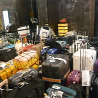 アパホテル浅草田原町のフロントの周りには、スーツケースで一杯