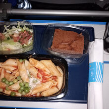 2回目の機内食はパスタ