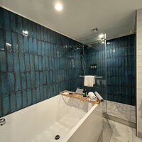 シャワールームとバスタブ